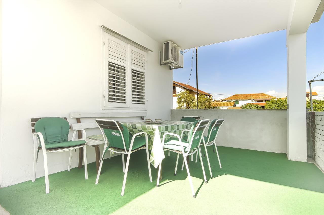 Apartment Niko Vodice Luaran gambar