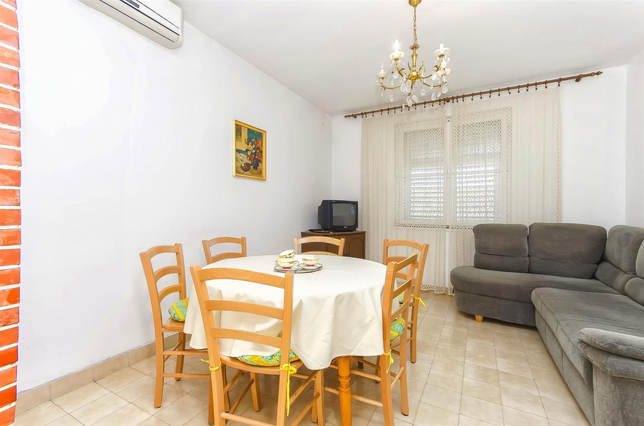 Apartment Niko Vodice Luaran gambar