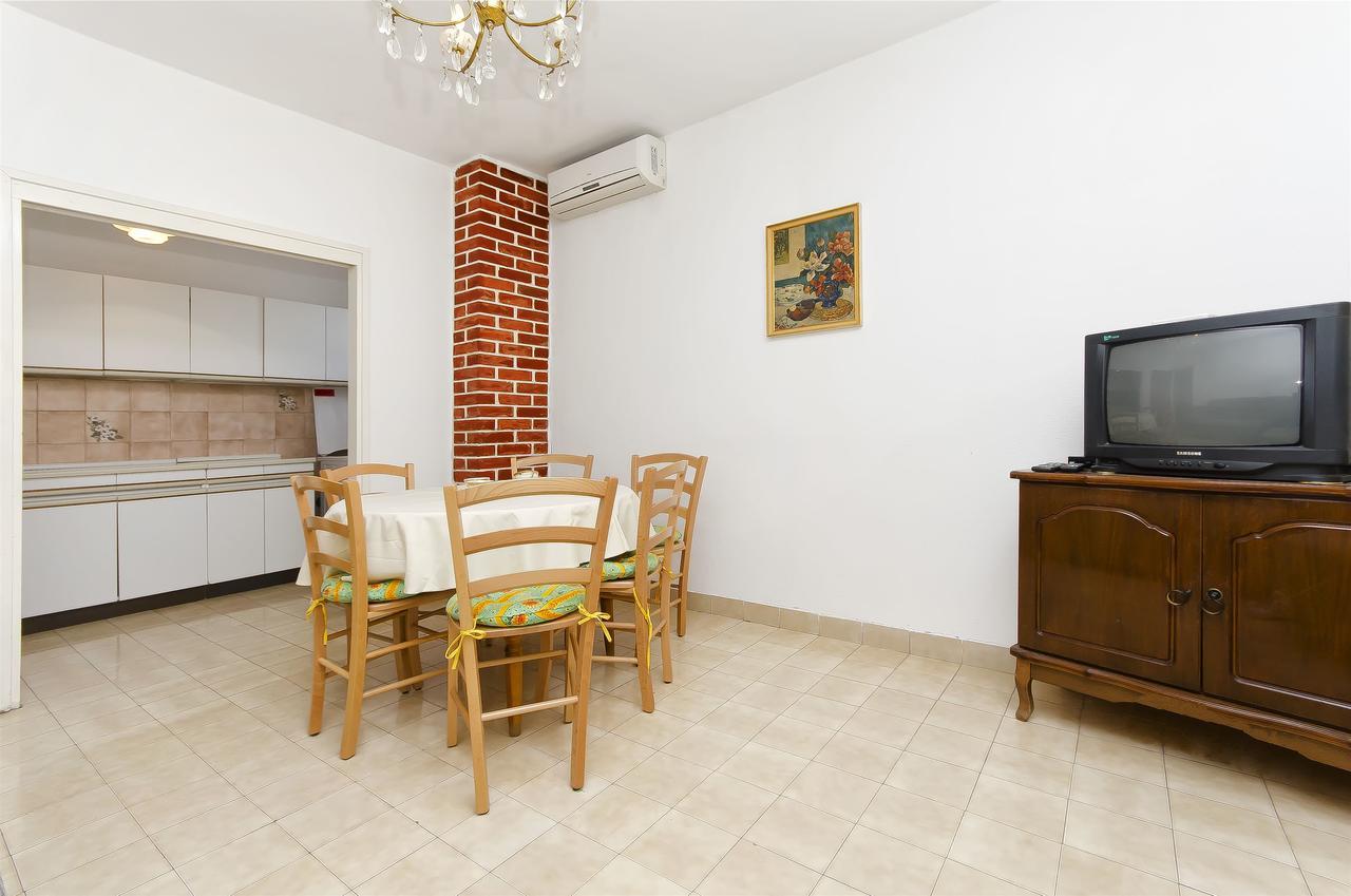 Apartment Niko Vodice Luaran gambar